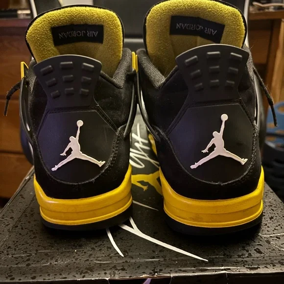 Jordan retro 4 “thunder”